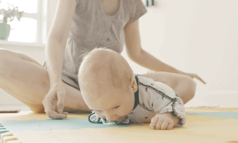 baby doing tummy time on the floor which is possible as babies grow older